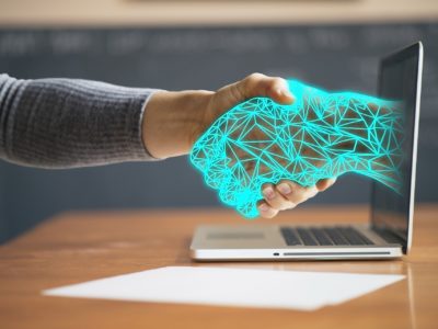 Kuva kädenpuristuksesta myyntitaitoa sivulle